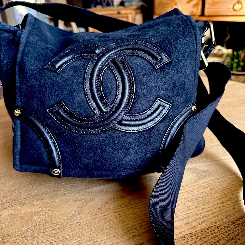 Chanel Crossbody suede and lambskin black in color.